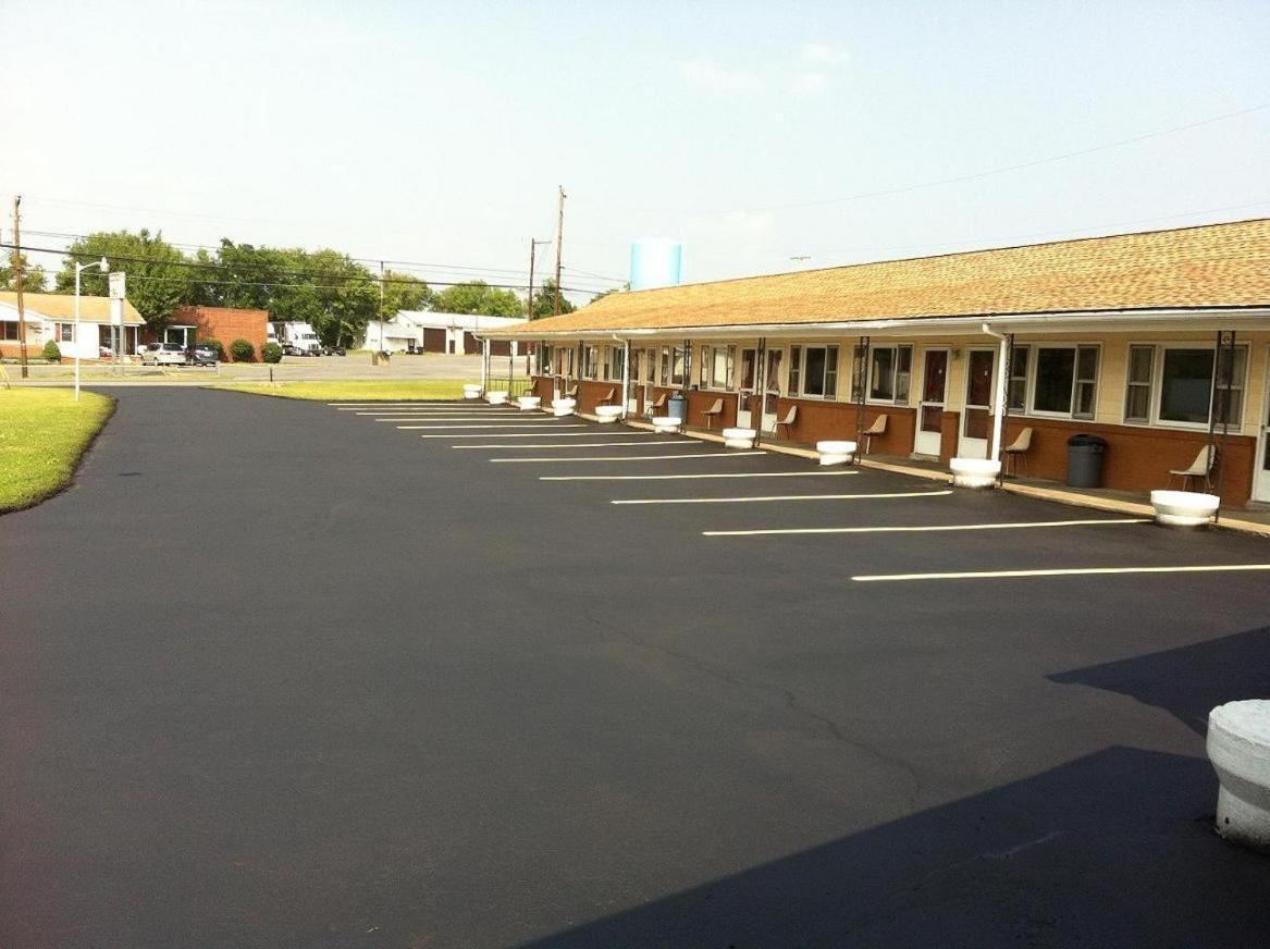 Budget Inn Mifflintown Екстериор снимка